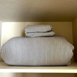 Faux down comforter, duvet cover, and matching pillow cases